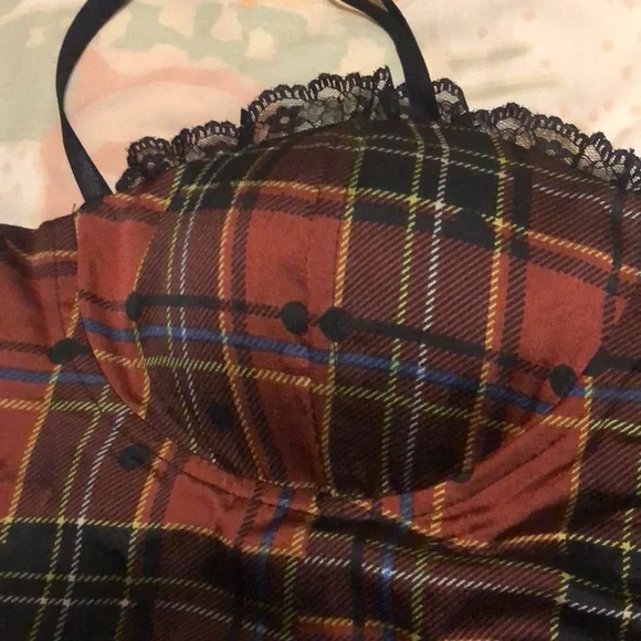 A cute crop top that is revealing - Picture 2 of 6